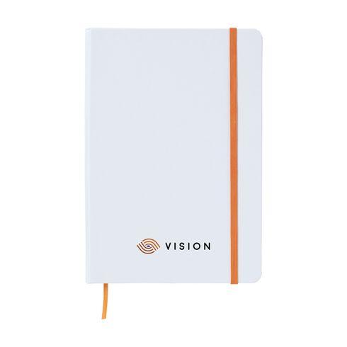 Praktisk notesbog i A5-format med ca. 80 siders cremefarvet og linjeret papir, hardcover, elastiklukning, trykt logo og silkebånd. Notesbogens cover er hvid men elastikken fås i et hav af farver her orange.