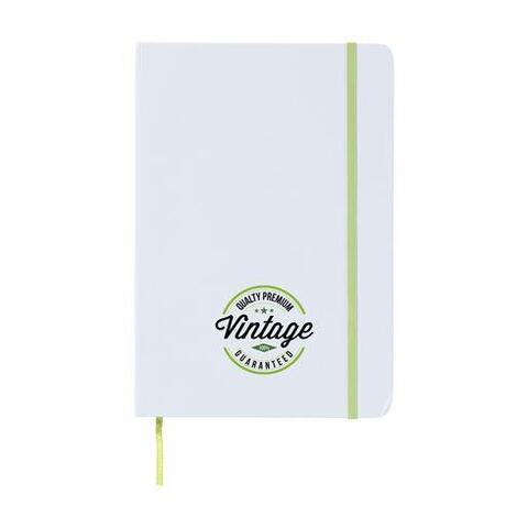 Praktisk notesbog i A5-format med ca. 80 siders cremefarvet og linjeret papir, hardcover, elastiklukning, trykt logo og silkebånd. Notesbogens cover er hvid men elastikken fås i et hav af farver her lysegrøn.