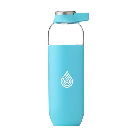 Luksus turkis vandflaske i klar Eastman Tritan™ af høj kvalitet, BPA-fri, miljøbevidst, bæredygtig og genanvendelig. Med iøjnefaldende PP sleve i matte farver. Skruelåg med rustfrit stål og praktisk bærering. Lækfri. Kapacitet på 630 ml og med trykt logo.