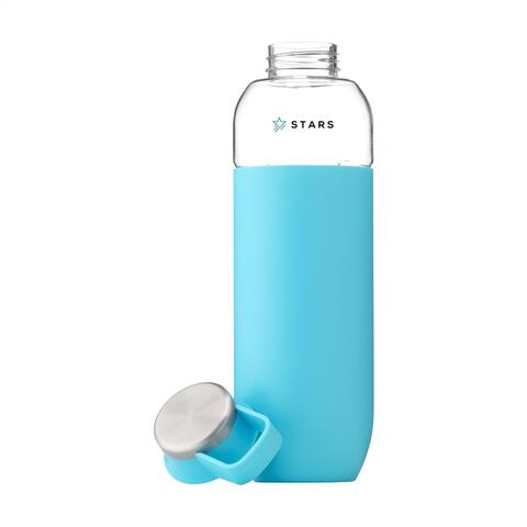 Luksus vandflaske i klar Eastman Tritan™ af høj kvalitet, BPA-fri, miljøbevidst, bæredygtig og genanvendelig. Med iøjnefaldende PP sleve i matte farver. Skruelåg med rustfrit stål og praktisk bærering. Lækfri. Kapacitet på 630 ml og med trykt logo.