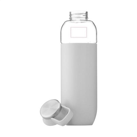 Luksus vandflaske i klar Eastman Tritan™ af høj kvalitet, BPA-fri, miljøbevidst, bæredygtig og genanvendelig. Med iøjnefaldende PP sleve i matte farver. Skruelåg med rustfrit stål og praktisk bærering. Lækfri. Kapacitet på 630 ml og med trykt logo.