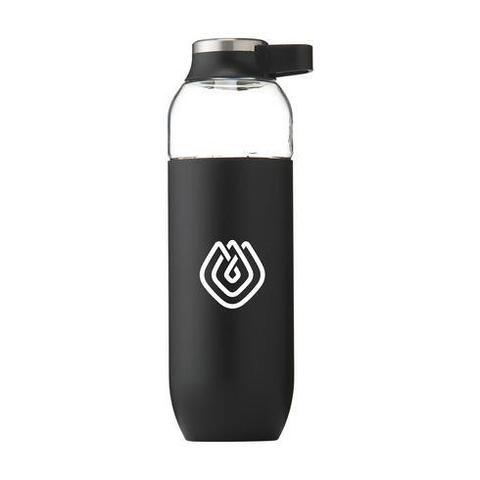Luksus sort vandflaske i klar Eastman Tritan™ af høj kvalitet, BPA-fri, miljøbevidst, bæredygtig og genanvendelig. Med iøjnefaldende PP sleve i matte farver. Skruelåg med rustfrit stål og praktisk bærering. Lækfri. Kapacitet på 630 ml og med trykt logo.