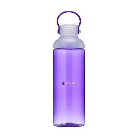 Elegant lilla vandflaske i klar Eastman Tritan™ af høj kvalitet, BPA-fri, miljøbevidst, bæredygtig og genanvendelig. Den store åbning gør det let at rengøre flasken. Med skruelåg i PP med lille, låsbar drikkeåbning. Med praktisk bærestrop. Lækfri. Vandflasken har en kapacitet på 600 ml og er med trykt logo