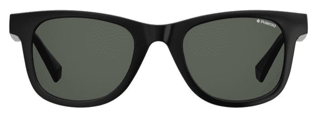 Super smarte polaroid-solbriller til herrer i høj kvalitet med helindfatning og rammer i polycarbonat. Stænger i polycarbonat - glas i basis 6 sfærisk. Solbrillerne har stænger uden flex, og pasformen er international.