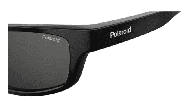 Super god solbrille til den aktive sportsudøver - brillen er med fast nakkeholder i blødt elastisk materiale. Nakkeholderen er aftagelig. Skulle du miste dine solbriller på vandet, så har disse briller den fordel, at de flyder ovenpå! Super smarte polaroid-solbriller til alle køn i høj kvalitet med helindfatning og rammer i polyamid-in-gril. Glas i triacetat. Solbrillerne har stænger uden flex, og pasformen er international.
