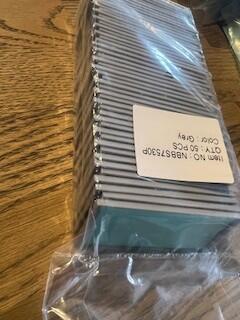 Navneskilt til dør, depotrum, dueslag eller andet - sort plast 75x30 mm - grå