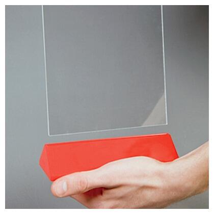 2-delt menukortholder med holder til print i klar akryl. 3-kantet plasticfod i sort eller rød med plads til logo eller tekst. Størrelse: 10,50 x 14,8 cm. Vertikal udgave A6-format.