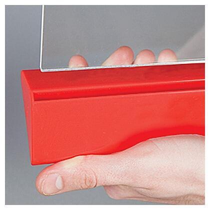 2-delt menukortholder med holder til print i klar akryl. 3-kantet plasticfod i sort eller rød med plads til logo eller tekst. Størrelse: 21 x 14,8 cm. Vertikal udgave A5-format.
