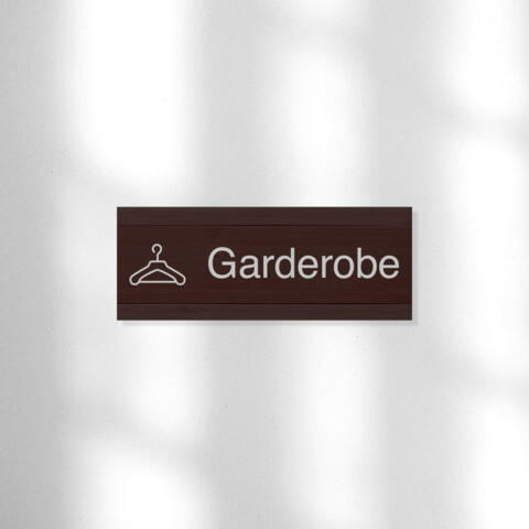 Garderobe-skilt i mørk bambus 60x150 mm, lysegrå folietekst
