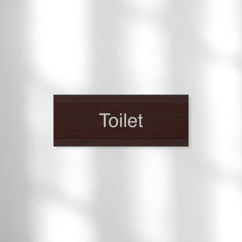 Toilet-skilt i mørk bambus 60x150 mm, lysegrå folietekst