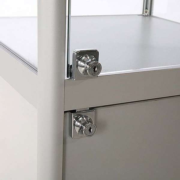 Høj glasvitrineskab med halogenspots og underskab med nøgle