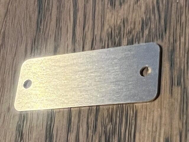 Messingskilt med gravering og messingskruer