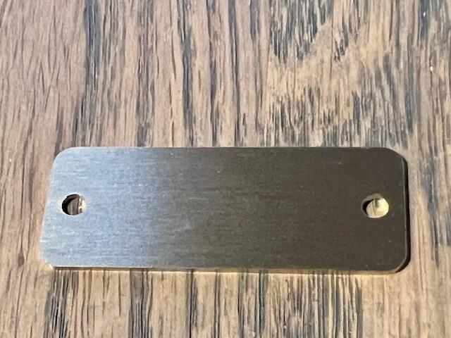 Messingskilt med gravering og messingskruer