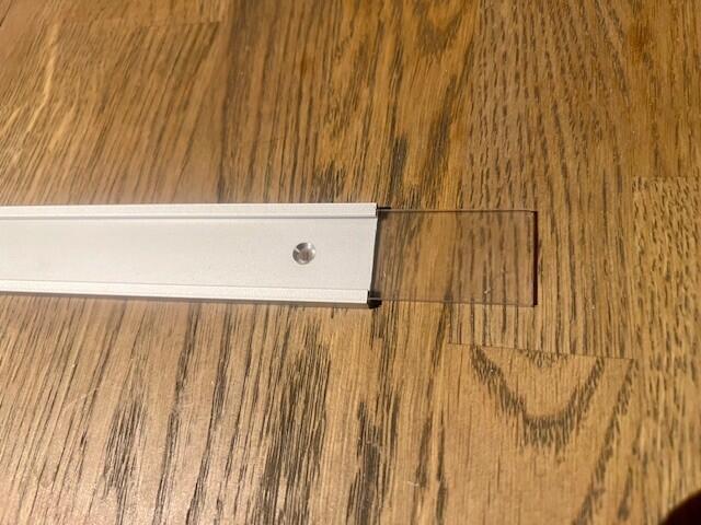 Alukilt 200 x 28 mm med skruehuller og penolskrue