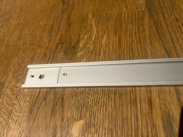 Alukilt 200 x 28 mm med skruehuller og penolskrue