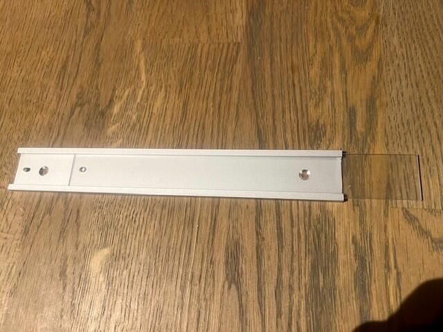 Alukilt 200 x 28 mm med skruehuller og penolskrue