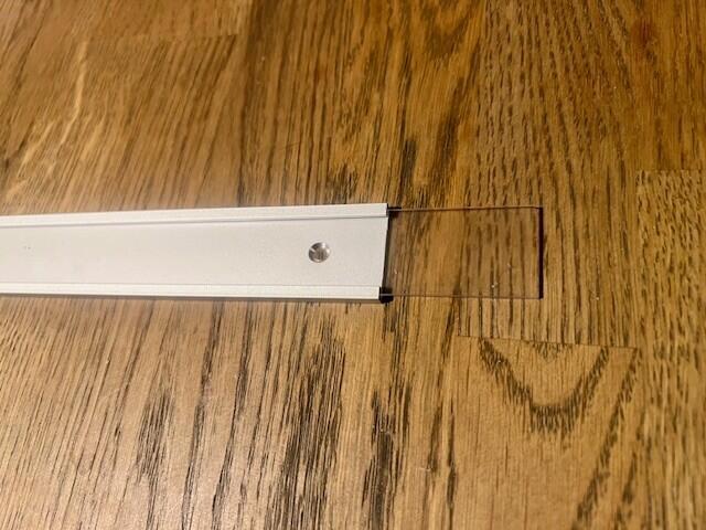 Alukilt 200 x 28 mm med skruehuller og penolskrue