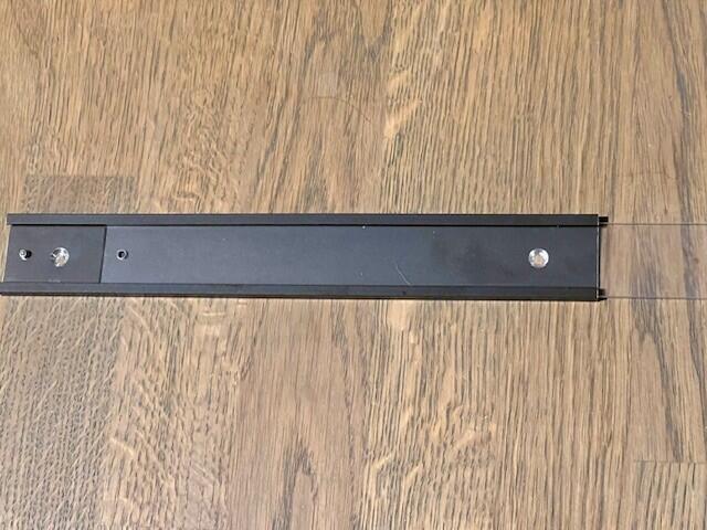 Sort alukilt 200 x 28 mm med skruehuller og penolskrue