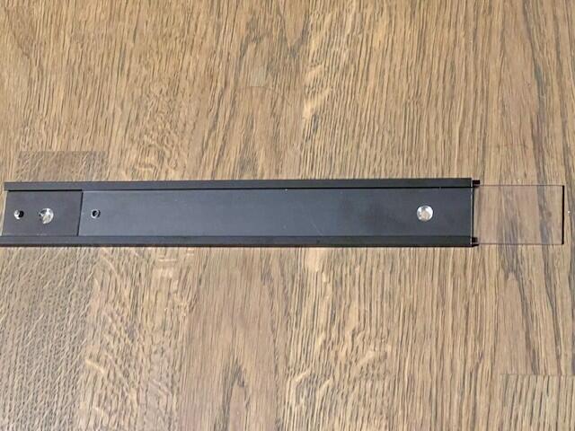 Alukilt 200 x 28 mm med skruehuller og penolskrue