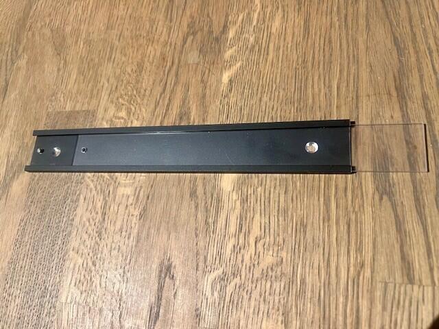 Sort alukilt 200 x 28 mm med skruehuller og penolskrue