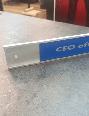 Alu-Skilt 200 x 25 mm med skruehuller