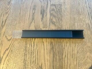 Aluprofil 200 x 25 mm for dymotape - sort eller aluminium - med tape bagpå