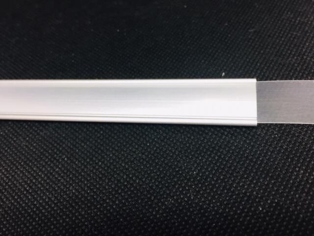 Dørskilt, aluprofil for 12 mm Dymo, dobbeltklæbende skiltetape