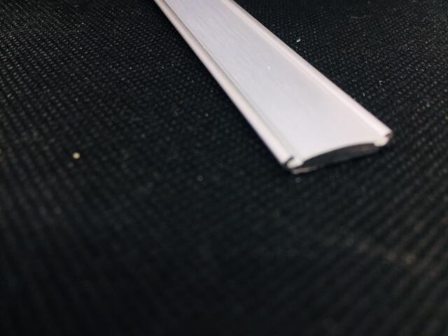 Dørskilt, aluprofil for 12 mm Dymo, dobbeltklæbende skiltetape