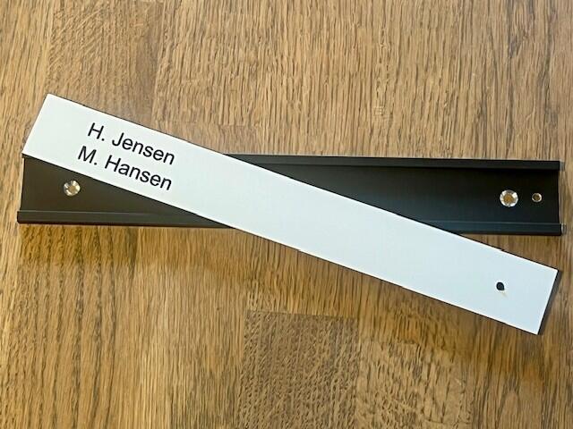 Aluprofil 200 x 28,4 mm, sort, med graveret hvid navneplade