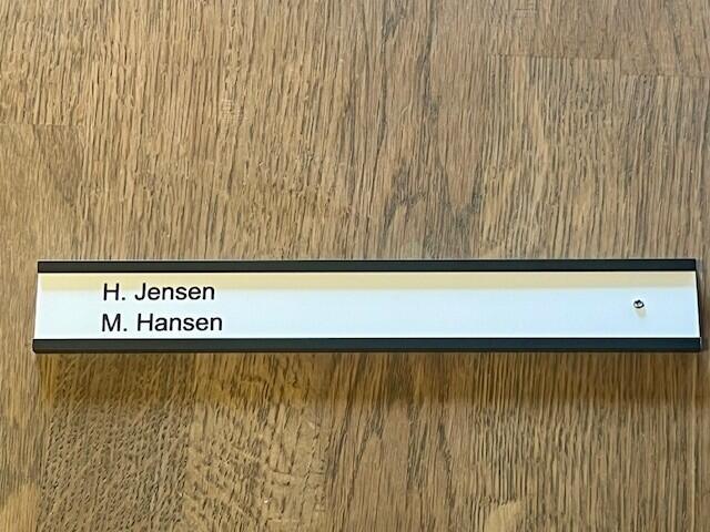 Aluminiumnavneskilt, sort med graveret skinne - 200x 28 mm, med penolskrue og skruehuller