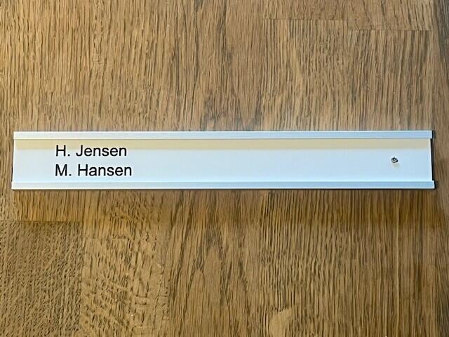 Aluprofil 200 x 28,4 mm, naturaluminium med graveret hvid navneplade