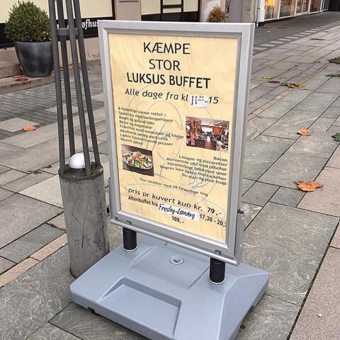 Gadeskilt i kraftig kvalitet 70x100 cm plakat med vandbeholder og fjedre