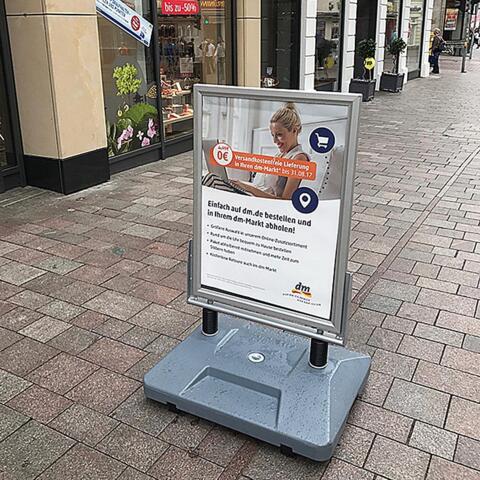 Gadeskilt i kraftig kvalitet 70x100 cm plakat med vandbeholder og fjedre