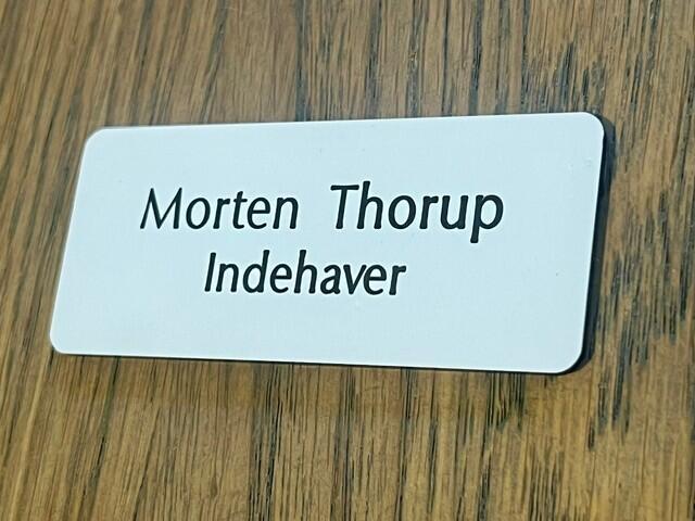 Navneskilt til tøjet i hvid plast, 70x30 mm, graveret