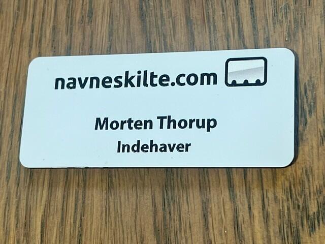 Navneskilt i hvid plast 70x30 mm med nål eller magnet - navn & titel samt logo