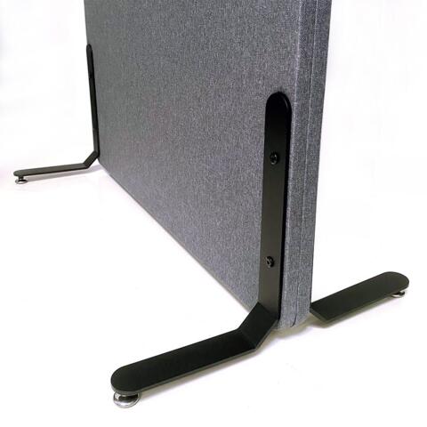 ZONE Acoustic Wall akustikvæg og rumdeler, mørkegrå, stofbeklædt, 136x80 cm med standardfødder