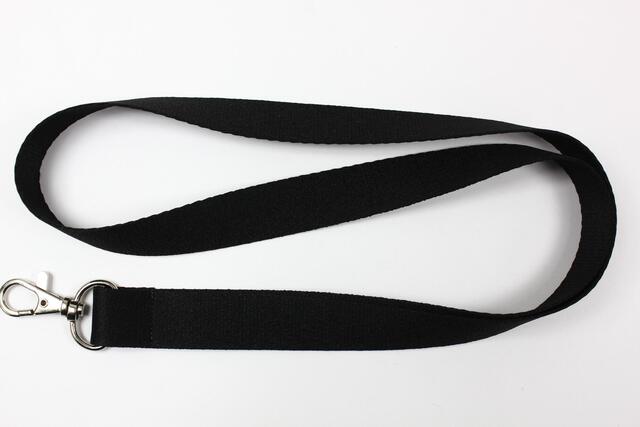 Sort keyhanger Model som er en standard flad sort keyhanger med metalkarabin og et ribbet bånd. Farve: Sort. Størrelse: 20 mm.