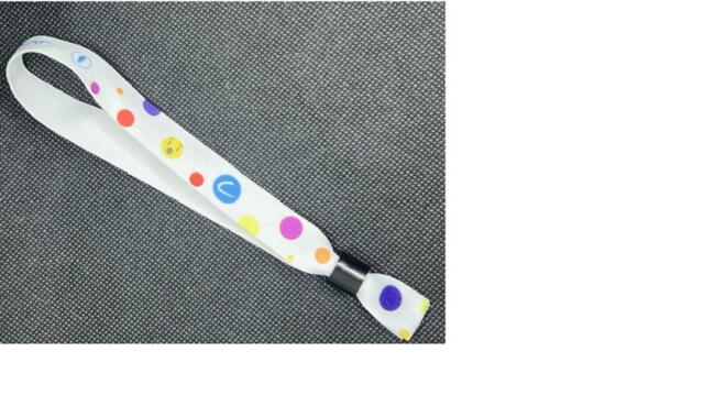 Festivalarmbånd med plastklemme, der IKKE kræver redskab at lukke, eftersom den låser af sig selv. Leveres fuldfarvet med dit eget logo på en side eller begge sider.