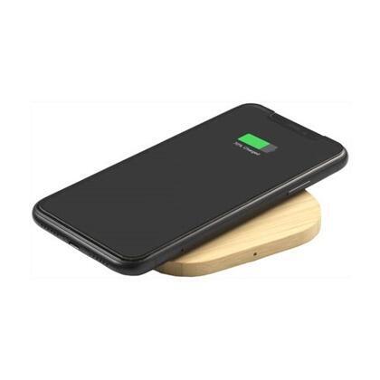 Praktisk, økologisk forsvarlig 5W oplader i bambus med lasergraveret logo til trådløs opladning af mobiltelefoner. Kompatibel med alle mobile enheder, der understøtter trådløs Qi-opladning (nyeste generation Android telefoner og iPhones).