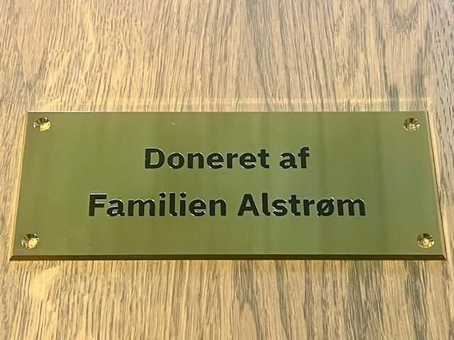 Blank messingskilt med print og messingskruer