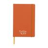Orange notesbog i A5-format med bunden ryg, trykt logo, hårdt omslag, 96 cremefarvede, linjerede sider, elastiklukning og silkebånd.