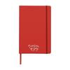 Rød notesbog i A5-format med bunden ryg, trykt logo, hårdt omslag, 96 cremefarvede, linjerede sider, elastiklukning og silkebånd.
