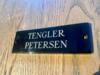 Bruneret messingnavneskilt 127 x 45 x 5 mm med egen tekst - graveret med messingskruer