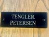Bruneret messingnavneskilt 127 x 45 x 5 mm med egen tekst - graveret med messingskruer