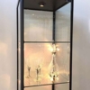 Vitrine glasskab - Showcase Tower Solo glasmontre med LED lys og lås - sort