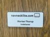 Navneskilt i hvid plast 70x30 mm med nål eller magnet - navn & titel samt logo