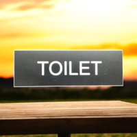 Toillet-skilt med tape, graveret - sort med hvid skrift, 90x30 mm