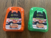 Lille førstehjælpskasse i plast med egen logo logo på etiketten