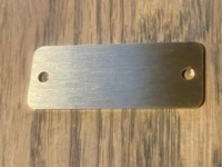 Messingskilt 50x20 mm, graveret - med 2 skruehuller