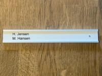 Aluprofil 200 x 28,4 mm, naturaluminium med graveret hvid navneplade